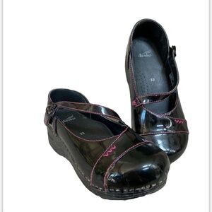 Dansko girls' black patent leather Mary Jane clogs size 33